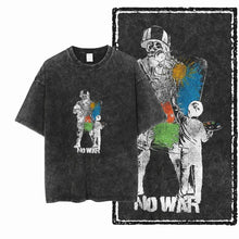 T-shirt noir en coton délavé avec impression graphique de deux figures en masque à gaz et texte no war just peace