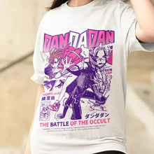 T-shirt dandadan en coton blanc avec graphisme vibrant de dandadan okarun et momo ayase en lettres roses et violettes