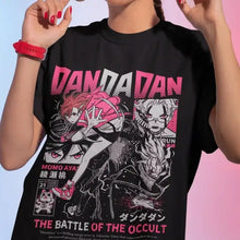 T-shirt dandadan noir avec graphique rose vif de momo ayase et okarun et texte battle of the occult