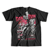 T-shirt dandadan okarun noir avec impression graphique audacieuse de momo ayase et lettrage japonais