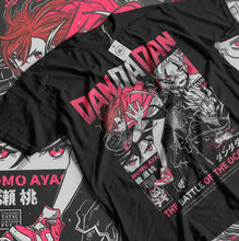 T-shirt dandadan noir à manches courtes avec imprimé graphique rose et blanc des personnages momo ayase et dandadan okarun