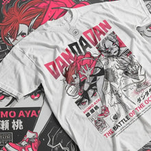 T-shirt dandadan okarun blanc avec impression graphique rouge et noir de momo ayase et texte dan da dan rose degrade
