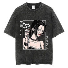 T-shirt manga rock vintage noir en coton avec imprimé graphique femme anime tenant un micro encadré de texte japonais vertical