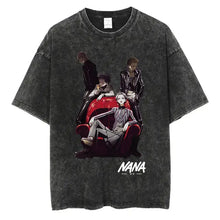 T-shirt manga rock vintage noir en coton distressed avec graphisme anime de quatre personnages autour dune voiture rouge et nana en dessous