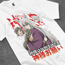 T-shirt blanc en coton avec un graphisme anime personnage argenté oreilles de renard en robes violettes texte japonais rouge t-shirt kamisama kiss