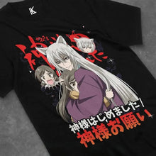 T-shirt kamisama kiss noir avec graphique animé vif de personnages aux cheveux blancs et robes violettes, texte japonais rouge