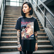 T-shirt seiko ayase dandadan noir oversized en coton avec illustration anime aux textes rose et blanc et chat mascotte