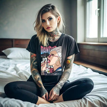 T-shirt seiko ayase dandadan en coton noir avec personnage anime aux cheveux blancs lunettes roses et texte coloré vibrant