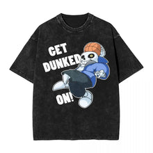 T-shirt noir délavé en coton avec dessin undertale noir d un squelette en sweat bleu dunkant un ballon de basket