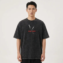 T-shirt noir en coton distressed avec motif épées croisées blanches et texte rouge maki zenin anime zenin maki