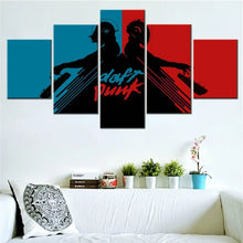 Tableau mural violon sombre en 5 panneaux avec silhouettes stylisées de daft punk sur fond bleu et rouge vif