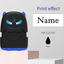 Tampon prénom personnalisé encre jet d encre avec design monstre noir et bleu aux yeux lumineux pour vêtements et sacs
