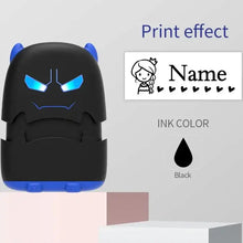 Tampon prénom personnalisé pour vêtements et sacs en silicone noir et bleu thème batman avec yeux bleus lumineux