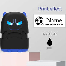 Tampon prénom personnalisé noir et bleu encre avec motif monstre cartoon aux yeux bleus lumineux pour vêtements et sacs