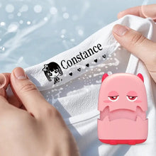 Tampon prénom personnalisé avec un retirer d’étiquette en forme de monstre rose avec accents rouges pour vêtements et sacs