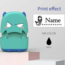 Tampon prénom personnalisé en forme de monstre bleu et teal avec expression faciale en colère pour vêtements et sacs