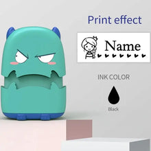 Tampon prénom personnalisé cartoon forme monstre bleu et teal avec effet d’impression noir pour vêtements et sacs