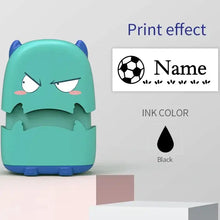 Tampon prénom personnalisé encreur bleu et teal en forme de monstre cartoon avec expression faciale colère