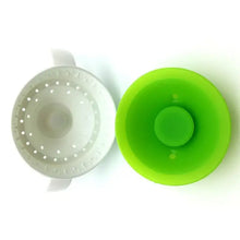 Tasse d’apprentissage à poignées 360° de 240 ml avec couvercles en silicone blanc et vert lime perforé pour filtrer et bouton central solide