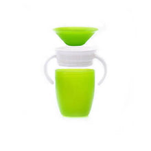 Tasse d’apprentissage à poignées 360° de 240 ml vert lime avec couvercle blanc et bec intégré pour une prise facile