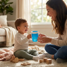 Tasse d’apprentissage à poignées 360° bleue avec bord blanc pour enfant compatible avec déguisement carnaval