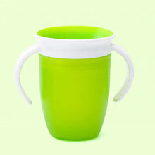 Tasse d’apprentissage à poignées 360° en plastique vert citron avec poignées blanches et col assorti de 240 ml