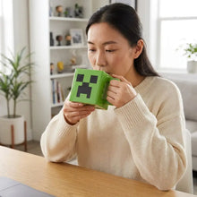 Tasse mug minecraft en céramique verte avec visage pixelisé noir inspiré du jeu emblématique minecraft