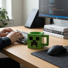 Tasse mug minecraft vert en forme de cube avec visage pixelisé noir pour les fans du jeu emblématique minecraft