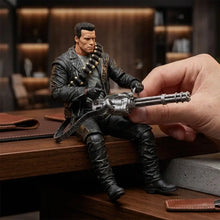 Figurine terminator t-800 en cuir noir tenant un revolver argenté figurine articulée de collection