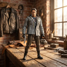 Figurine terminator t-800 arnold schwarzenegger en veste tactique grise et bottes noires avec tee-shirt graphique