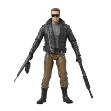 Figurine terminator t-800 en cuir noir avec pantalon marron et bottes noires tenant deux fusils rifles