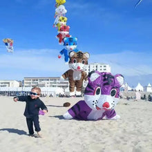 Tigre volant gonflable en nylon de 2.5 m violet et blanc en forme de tigre avec nez rouge et rayures noires posé sur le sable
