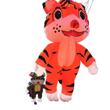 Tigre volant gonflable en nylon orange et noir de 2,5 m avec visage souriant, nez rose et pattes blanches à tracter