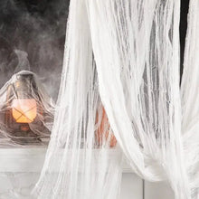 Tissu décoratif halloween en gaze blanche transparente avec motif toile daraignée drapé sur une lanterne pour maison hantée