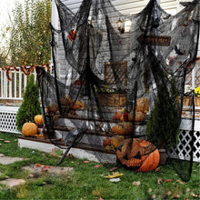 Tissu décoratif halloween en gaze noir avec toile daraignée, citrouilles suspendues et jack o lantern sculpté pour maison hantée