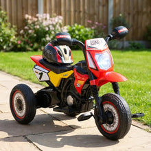 Tricycle moto rouge pour enfants avec effets musicaux lumineux, pédales antidérapantes et casque de course noir sur le siège