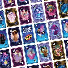 Cartes uno k-pop demon hunters avec illustrations colorées brillantes d’idols et personnages k-pop demon sur cartes vernis