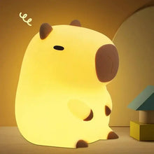 Veilleuse capybara à piles bouton 8×11 cm en led douce jaune avec accents marron sur oreilles nez et pieds
