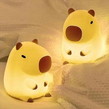 Deux veilleuses capybara à piles bouton, pelucheuses et jaunes avec oreilles et museaux marron, dimensions 8 × 11 cm