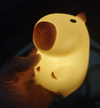 Veilleuse capybara à piles bouton de 8 × 11 cm en forme de capybara jaune doux avec accents marron au nez et aux oreilles