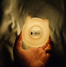 Veilleuse capybara à piles en silicone peach translucide en forme de tête de chat avec lumière intérieure douce