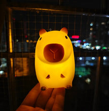 Veilleuse capybara à piles bouton de 8 × 11 cm en forme de capybara jaune lumineux avec bouche marron et yeux noirs small