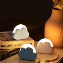 Veilleuse nuage rechargeable en plastique mat blanc et bleu clair en forme de nuage avec dragonne
