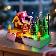 Village de noël lumineux avec père noël, maison rouge éclairée, sapins verts et dimensions annoncées détaillées