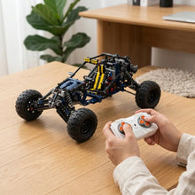 Voiture électrique télécommandée bleu et jaune construite en lego technic pour usage tout-terrain électrique télécommandée
