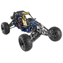 Voiture électrique télécommandée en lego technic bleu et noir avec suspension détaillée pneus larges et accents jaunes