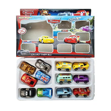 Ensemble de 12 voitures jouet disney pixar cars en plastique solide aux couleurs vives dans un plateau blanc