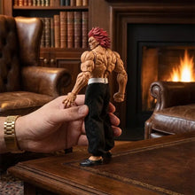 Figurine articulée yujiro hanma baki de 20,5 cm avec cheveux rouges, peau bronzée et pantalon noir sur table en bois