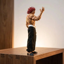 Figurine articulée yujiro hanma baki 20,5 cm avec muscles sculptés rouges et pantalon noir visible de face