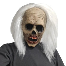 Masque zombie à cheveux blancs en latex détaillé avec rides réalistes et expression grimaçante pour halloween